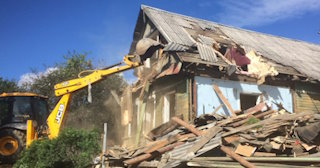 Промышленный демонтаж пристроек к дому в Апатитах | Цены от 582 руб. за м2